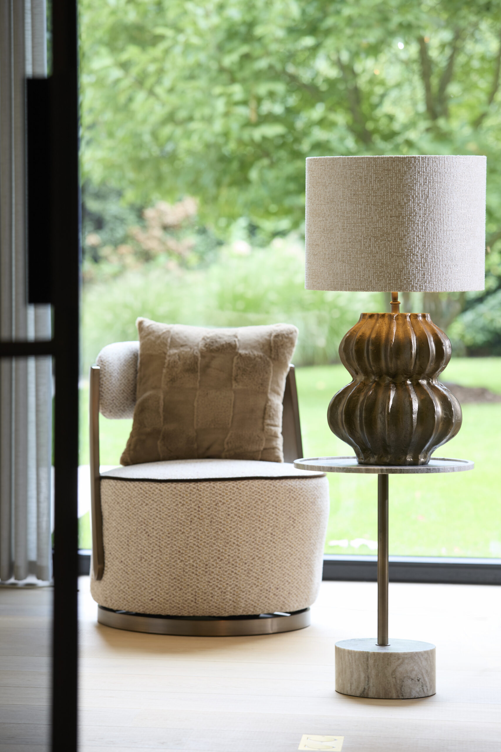 MARMUROWY STOLIK POMOCNICZY – ELEGANCJA W FORMIE MARMUROWY STOLIK POMOCNICZY – ELEGANCJA W FORMIE