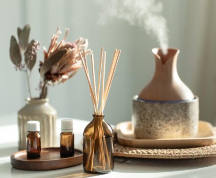 Jak dobrać zapach do wnętrza – aromaterapia w dekoracji domu
