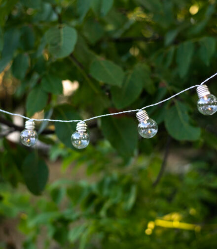 Oświetlenie ogrodowe, które tworzy klimat – inspiracje na taras i balkon